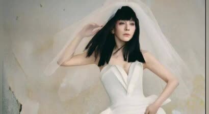 54岁女演员“雪姨”王琳穿短裙婚纱走秀，气场全开！网友：第一眼都没认出来