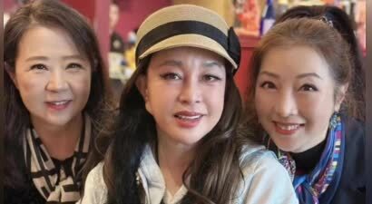 刘晓庆在美国吃宵夜被偷拍，再也不装嫩扮少女了，原来真实老去比美颜更漂亮！