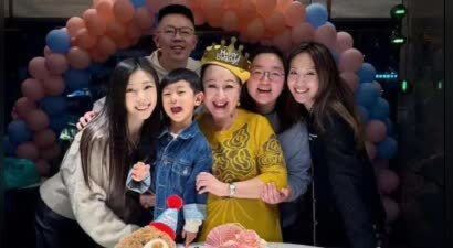 薛家燕75岁生日获家人制造惊喜庆生 三代同堂开心庆祝拍全家福