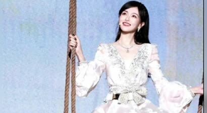 42岁唐嫣“少女感”翻车？李晟“扮老”却更年轻，女明星年龄焦虑