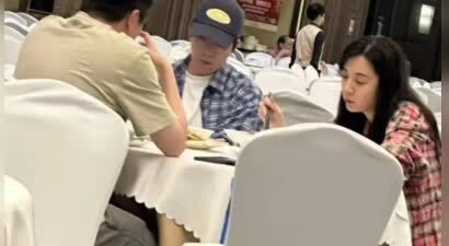 俞灏明王晓晨甜蜜回广东，情侣装亮相会友，素颜出镜夫妻相十足！