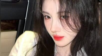 鞠婧祎纯白穿搭美出新高度，拂面秀发诠释清新精致