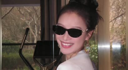 倪妮解锁春日新造型 墨镜造型演绎别样文艺范