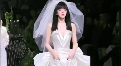 热议！54岁女演员王琳婚纱走秀，网友惊呼“雪姨”