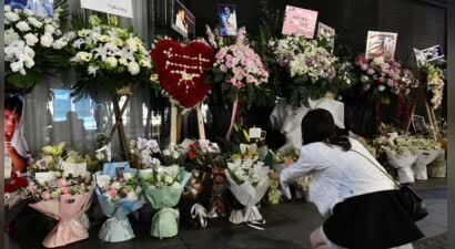 香港多地缅怀张国荣，粉丝深情追忆偶像