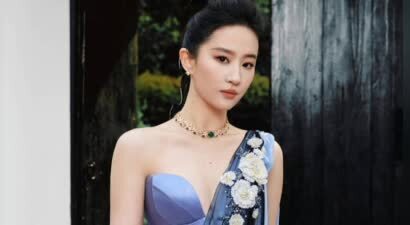 刘亦菲穿丝缎礼裙古典优雅 手撑油纸伞婀娜多姿