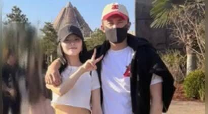 杜淳陪老婆玩游乐园 王灿短T恤秀身材 细腰马甲线和素颜真实美迷人