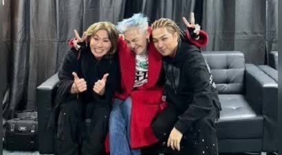 权志龙晒照，与太阳、大声在演唱会后台贴贴互动