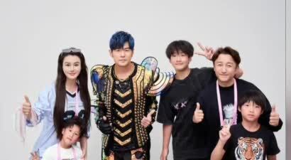 邹市明携妻子、孩子现身，和周杰伦合影！中年创业失败，重返拳坛
