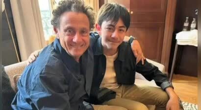 诺一亮相法国新闻，笑容腼腆尽显十足少年气