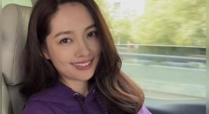 41岁郭碧婷悉尼旅游，衣服肥大，打扮邋遢显落魄，爸爸也在旁边