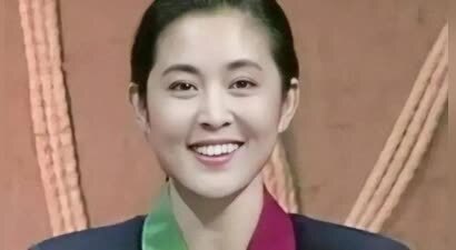 倪萍科技美后颜值大回春！穿卡通T恤拍大片，65岁嫩似25岁小姑娘
