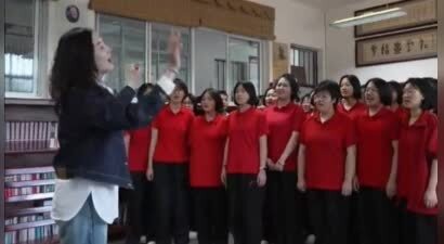 《山花烂漫时》剧组回校探望张桂梅校长，宋佳携手学生深情演绎《红梅赞》