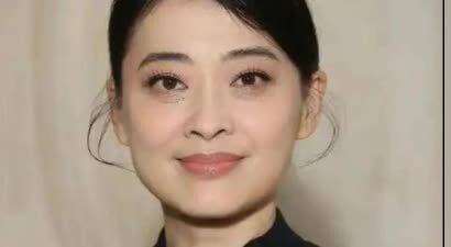梅婷云南菜地摘花，素颜憔悴头发斑秃，穿土黄色衣服被认作农民