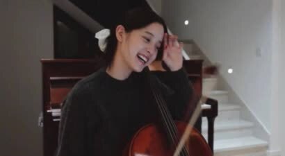 拉大提琴的欧阳娜娜，专注瞬间尽显灵动少女魅力