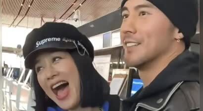 钟丽缇和张伦硕穿情侣装，大庭广众秀恩爱，网友：男方敷衍嫌弃了