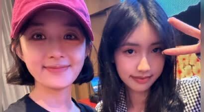 冯小刚女儿社交平台分享和赵丽颖的合照，尽显青春活力姿态