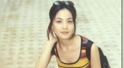 王菲罕见露面与朋友聚会，穿棉衣皮肤白到发光，55岁仍嫩似少女