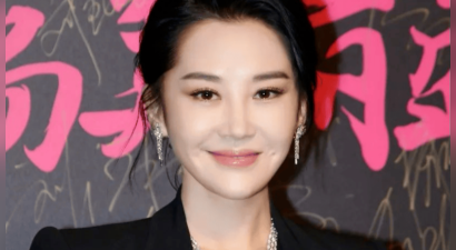 56岁许晴也走上变美回春赛道，穿蕾丝打底搭黑西装美艳风情，胶原蛋白满满嫩似小姑娘