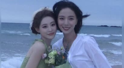 祝绪丹绿裙单车相伴，和王珞丹于沙滩惬意看海