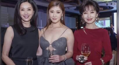 港姐齐聚出席晚宴，朱玲玲素雅赵雅芝贵气，两人同框气质不相上下