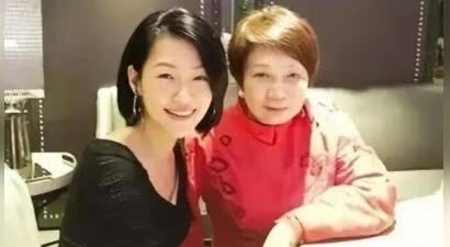 小S婆婆和家人越南旅游，四肢浮肿动作紧张，许雅钧姐姐罕发声！