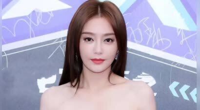 秦岚在后台打麻将被拍，穿抹胸长裙又娇又灵动，像是25岁年轻少女
