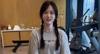 45岁陈乔恩素颜健身，脸僵硬医美痕迹明显，小9岁老公拍下双马尾