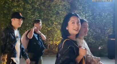 53岁朱茵素颜被偶遇，一家三口看演唱会 12岁女儿长相甜美有点龅牙