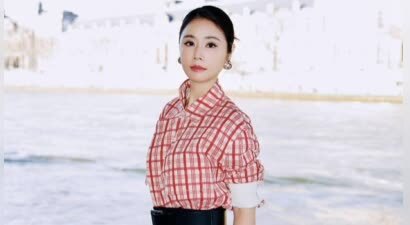 49岁林心如拍摄杂志，河边漫步身姿轻盈优雅