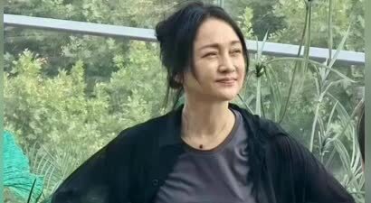 49岁周迅素颜聚会被偷拍，皱纹明显头发稀疏，离开妆发加持比普通奶奶还要老！