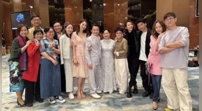 王祖蓝现身妹妹婚礼，银色礼服加身难掩喜悦