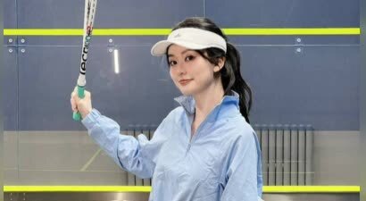 乔欣身着蓝色运动装搭配高马尾 甜美look活力十足