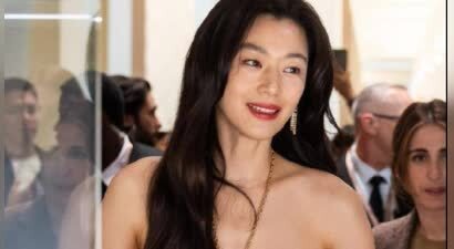 全智贤回春状态，露肩白裙展现优越身材，新剧霸气女主再现
