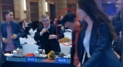 能和马云同行的女保镖，气质颜值不输女明星，大步流行秒杀肌肉男