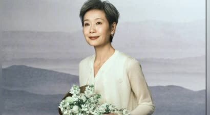 叶童短裙look凸显窈窕身材，超强气场引瞩目