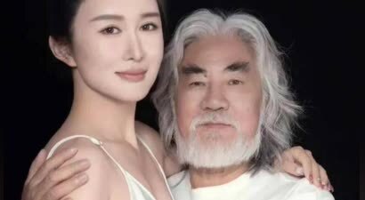 74岁张纪中夫妇逛黄家大院，杜星霖生图又老又丑，和精修图差太多