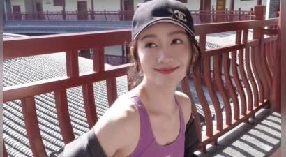 42岁王鸥生娃后更美了，度假秀超模身材引热议：逆袭背后人生真相