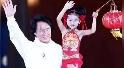 她6岁被成龙抱着上春晚，却因长歪被骂退圈出国，如今逆袭成女神