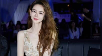 戚薇现身三亚时尚秀，深V装扮散发成熟女人味