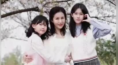 陆毅妻子鲍蕾晒樱花合影，母女花迷人，网友赞叹比李湘女儿清纯