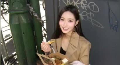 小S二女儿分享旅行美照！秀小蛮腰和豪车，不顾亲妈悲伤走不出门