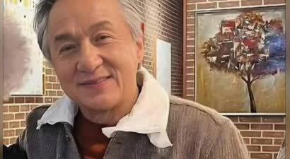 71岁成龙亲密照曝光，年轻时“花边”轶事，情感生活大揭秘
