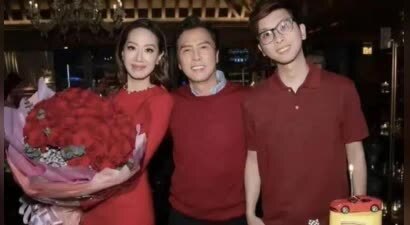 62岁甄子丹在香港，为大儿子庆生，甄文卓高大帅气，父子长得好像