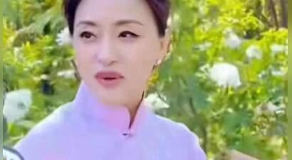 56岁杨澜素颜赏花照曝光，真实状态引全网热议