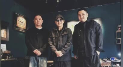 62岁李连杰现身北京，穿着一身黑衣，面容苍老，身上充满了沧桑感