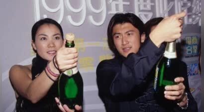 港媒放出锋菲超甜高清旧照，王菲谈谢霆锋“除了缘分还能说什么”