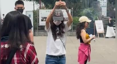 55岁莫文蔚在重庆烧香，又瘦又高老得太快，外籍老公倒是很年轻