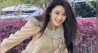 张馨予演绎少数民族风情，饰品与笑容成绝配