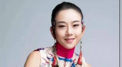 66岁杨丽萍回云南，身材依然完美，网友赞：毫无明星架子！